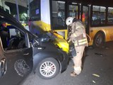 Hafif ticari araç park halindeki İETT otobüsüne çarptı