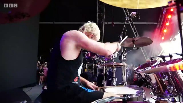 Foo Fighters make 'surprise' return to Glastonbury Fighters - Pretender (Glastonbury 2023)