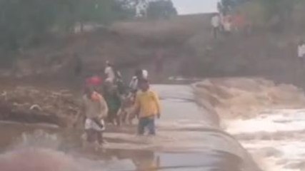 नरसिंहपुर: उफनती नदी को पार कर रहे ग्रामीण, पुलिस ने लगाई रोक,देखें खबर