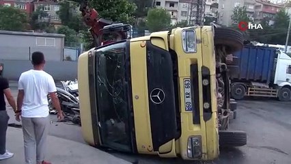 Sarıyer'de hurda yüklü kamyon yan yattı, sürücü yaralandı