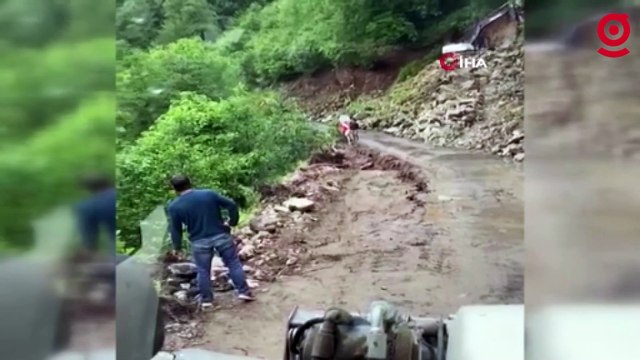 Heyelan nedeniyle yolun çökme anı kameralara yansıdı