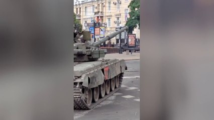 مقاطع مصورة نشرتها رويترز تظهر مسلحين يطوقون مقر الشرطة المحلية  في مدينة #روستوف #العربية