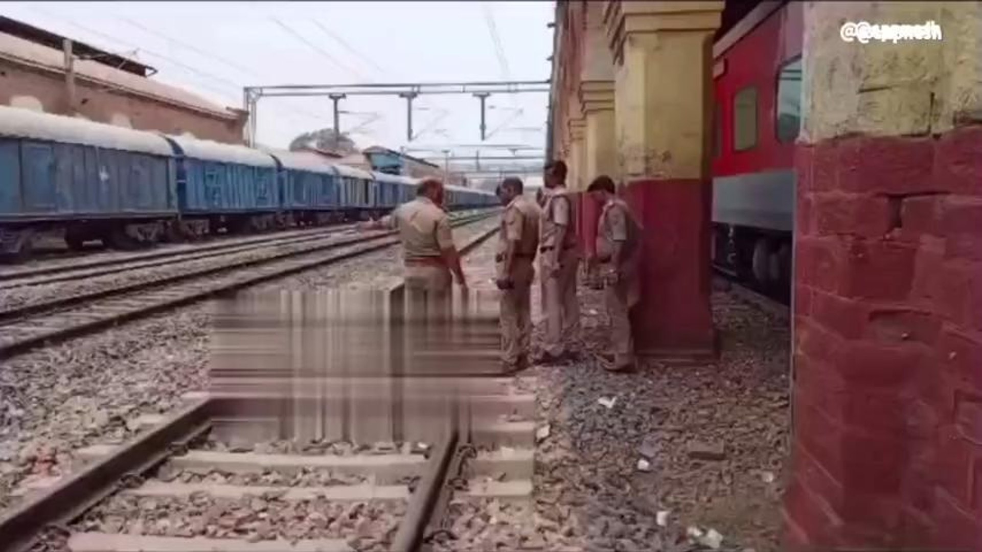 ⁣मिर्ज़ापुर: तेज रफ़्तार ट्रेन से गिरा युवक, दर्दनाक मौत