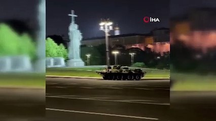 MOSKOVA'DA ZIRHLI ARAÇLAR SOKAKLARDA