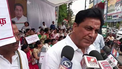ब्रेकिंग न्यूज़: कांग्रेस ने बीजेपी सरकार के खिलाफ खोला मोर्चा, किया धरना प्रदर्शन - देखें वीडियो