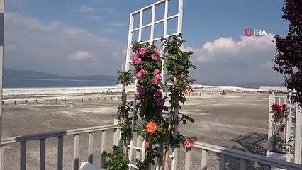 Salda Gölü doğasına uygun tesisleriyle ziyaretçilerini bekliyor