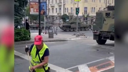 Rusya'daki darbe girişiminin ortasında sokağı süpürmeye devam eden görevli gündem oldu