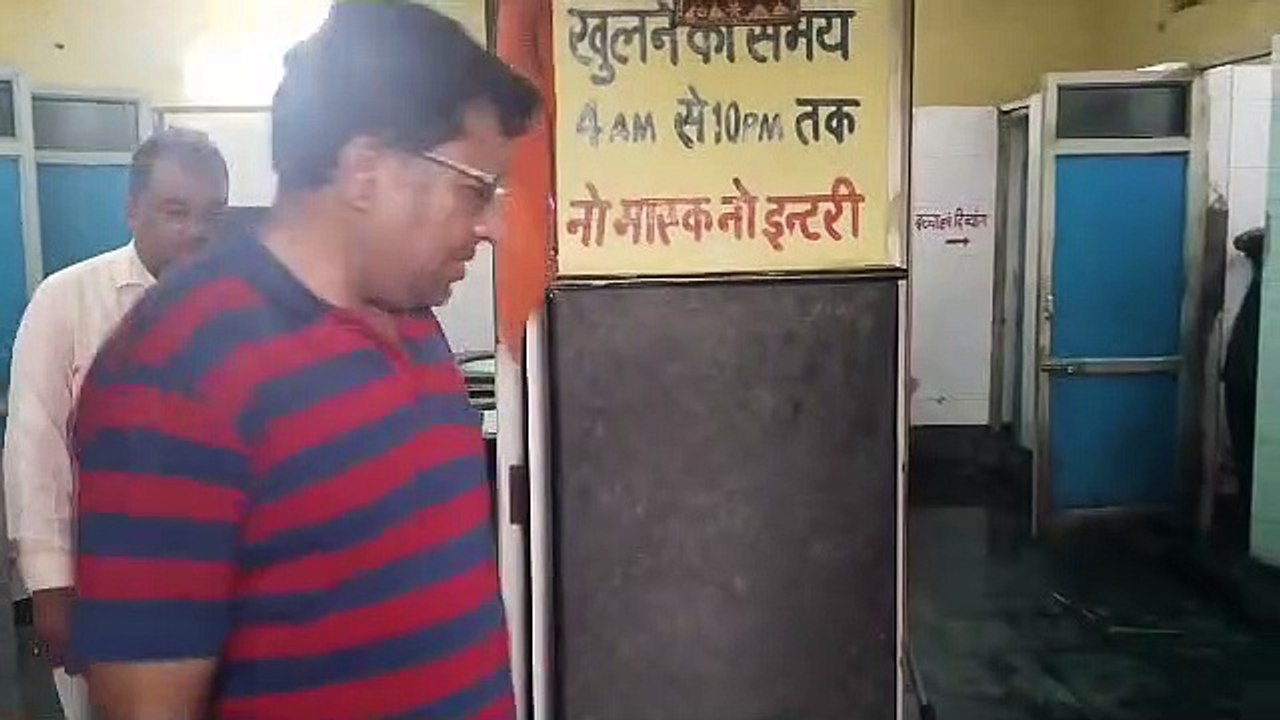 सड़ रहे शौचालय, आयुक्त को आया याद तो निरीक्षण को निकले, लगाई फटकार