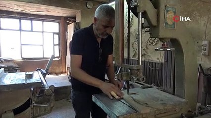 Tahtadan sanat eseri yapıyor