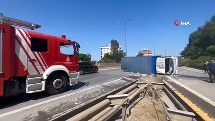 Kartal'da kamyon bariyerlere çarpıp yan yattı: 1 yaralı