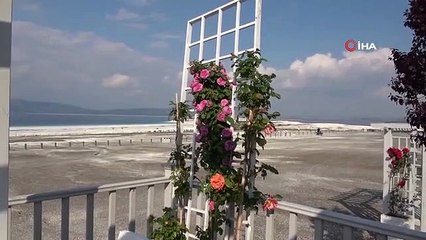 Le lac de Salda attend ses visiteurs avec ses installations naturelles.