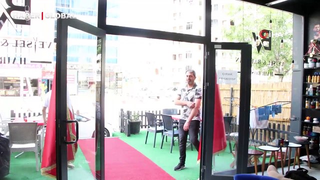 Kuaför salonunda bahşiş alan karga kahkahaya boğdu