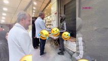 Güngören Belediye Başkanı Bünyamin Demir'in, Senegalli saat satıcısı ile gülümseten diyaloğu
