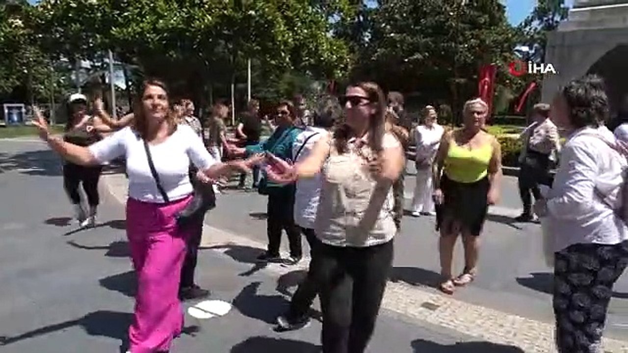 Almanya'dan gelen gurbetçiler Samsun'da davul-zurna eşliğinde eğlendi