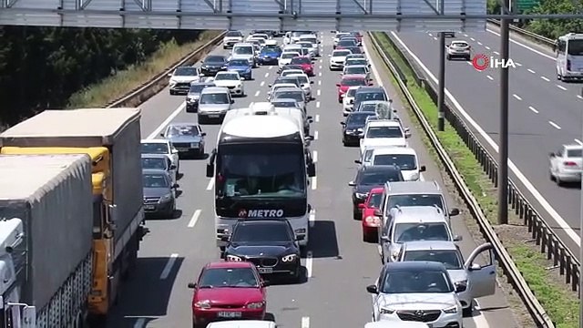 Göç başladı: Otoyol Sakarya geçişinde trafik durma noktasına geldi