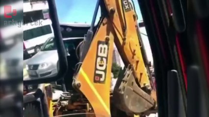 Trafikte tartıştığı kişiye kepçe ile vurmaya kalktı