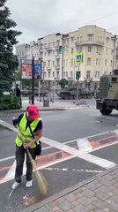 Rusya'da isyan başlatan Wagner'in işgal ettiği Rostov'dan  ilginç görüntü! Kimi yolu süpürdü, kimi kolunu bağlayıp tankları izledi