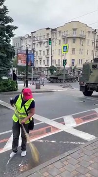 Rusya'da isyan başlatan Wagner'in işgal ettiği Rostov'dan ilginç görüntü! Kimi yolu süpürdü, kimi kolunu bağlayıp tankları izledi