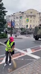 Image intéressante de Rostov occupée par Wagner, qui a déclenché une rébellion en Russie ! Certains ont balayé la route, certains ont attaché leurs bras et ont suivi les chars