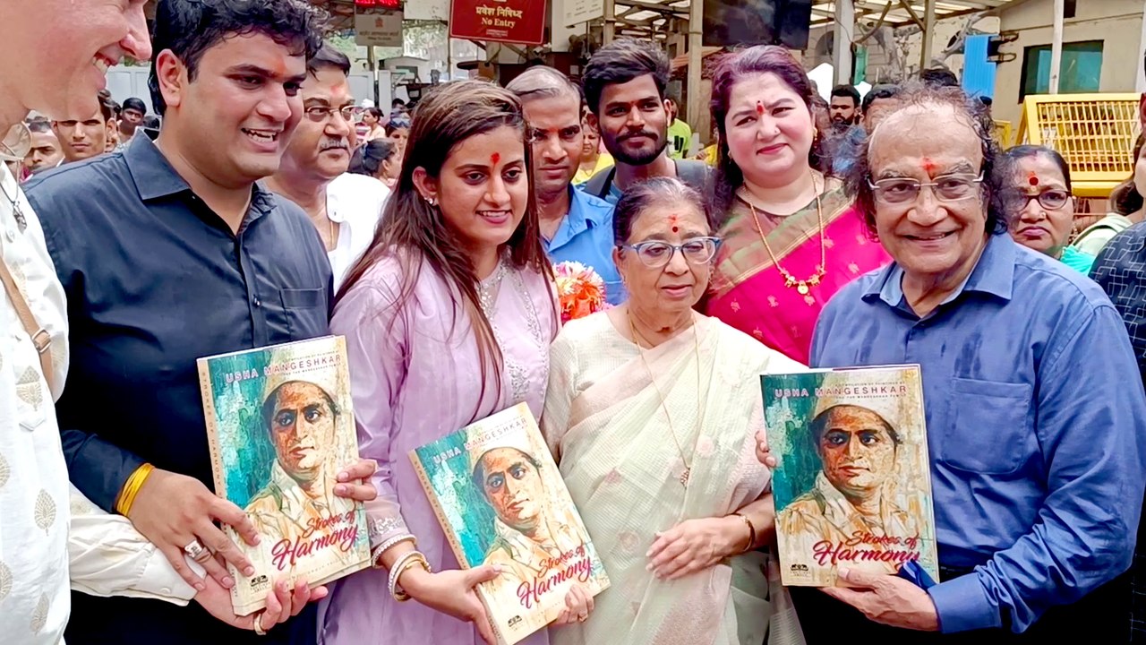 Usha Mangeshkar की Strokes Of Harmony की पहली प्रति बप्पा को समर्पित