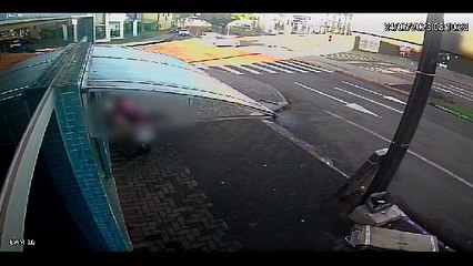 Câmera flagra acidente entre dois carros e moto no São Cristóvão