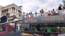 Kisi Ka Bhai Kisi Ki Jaan Zee 5 Promotion: Salman Khan Look A Like Fans का Open Air Bus Full Video