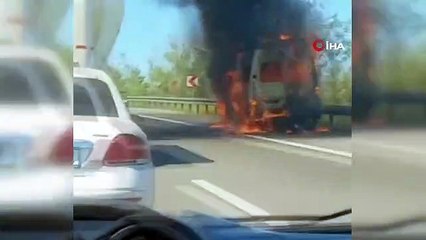Bolu'da minibüs alev topuna döndü