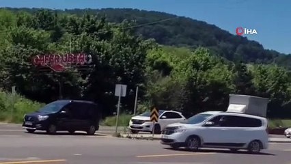 Trafik yoğunluğunu çekmek istedi, kazaya şahitlik etti... Kaza anı kamerada