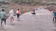 बड़वानी: पुलिया के ऊपर बह रहा पानी, जान जोखिम में डाल निकल रहे लोग,देखें Video
