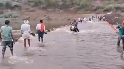 बड़वानी: पुलिया के ऊपर बह रहा पानी, जान जोखिम में डाल निकल रहे लोग,देखें Video