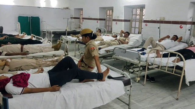 Jail guards strike: तबीयत बिगड़ी तो जेल प्रहरियों को कराया अस्पताल में भर्ती
