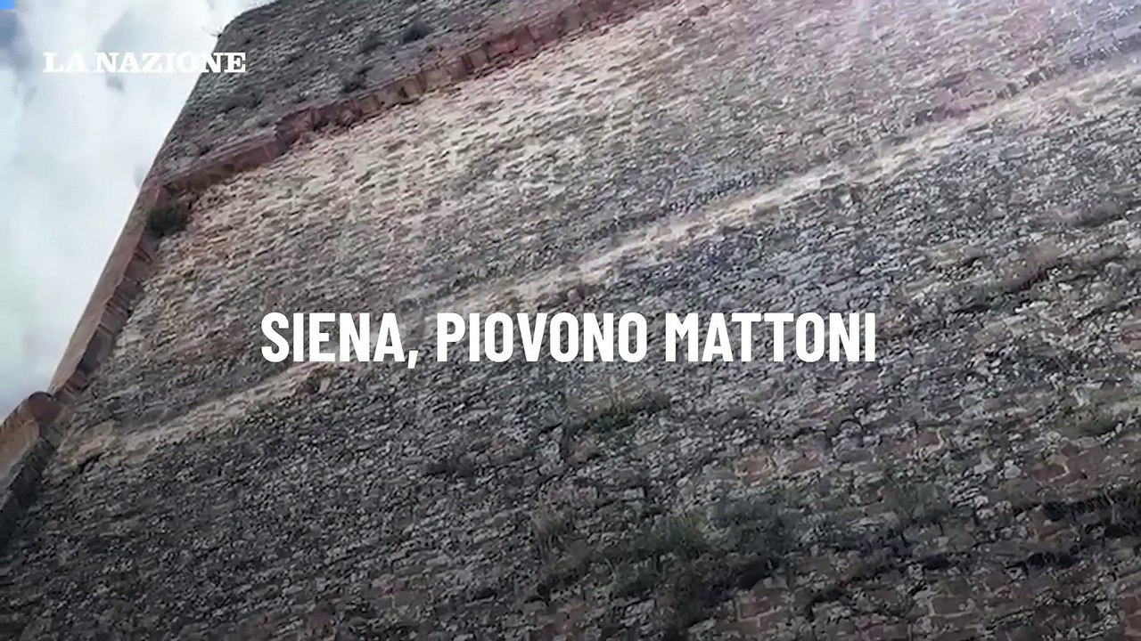Siena, piovono mattoni