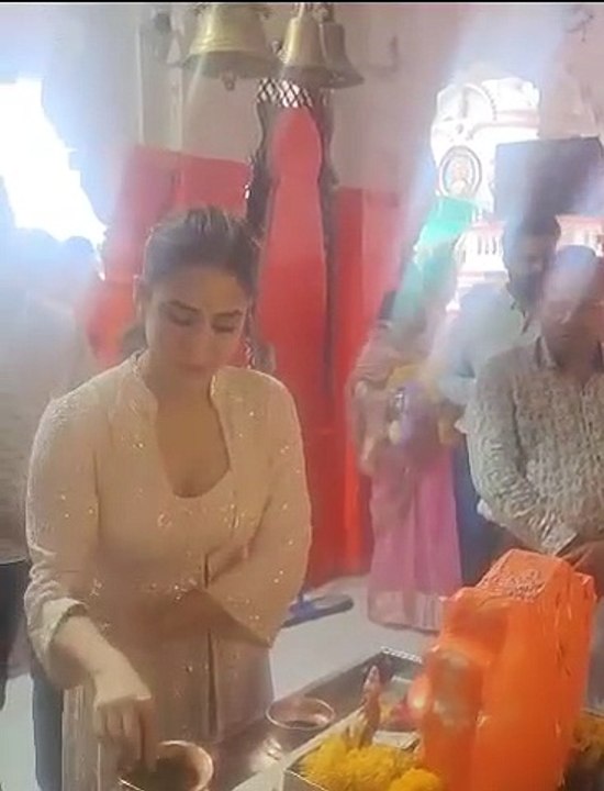 Video: अभिनेत्री सारा अली खान पहुंचीं खजराना गणेश मंदिर, किया यह काम