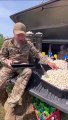 Des soldats ukrainiens suivent la tentative de coup d'État en Russie en mangeant du pop-corn