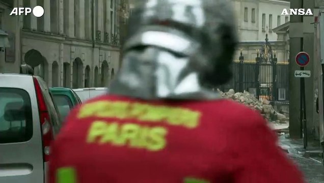 Incendio a Parigi, si cerca una persona dispersa tra le macerie del palazzo crollato