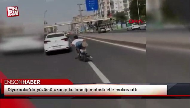 Diyarbakır'da yüzüstü uzanıp kullandığı motosikletle makas attı