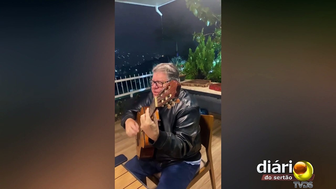 Governador João Azevêdo mostra talento na voz e violão durante festa junina na Paraíba