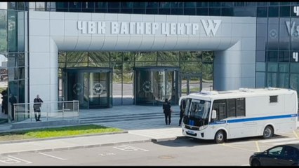 A San Pietroburgo la polizia russa fuori dal quartier generale di Wagner