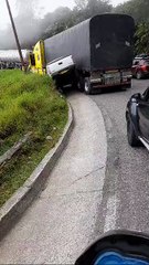 Accidente entre camioneta y tractomula en el Alto de Ventanas