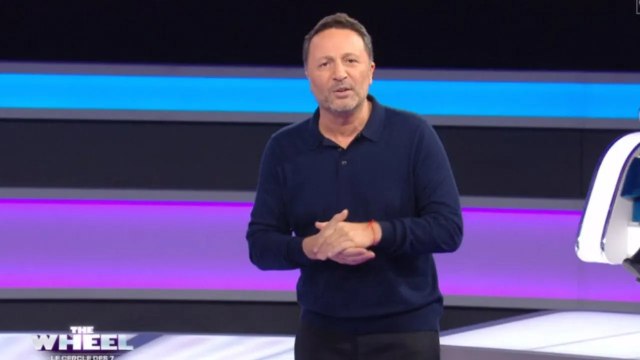 Arthur chute en pleine émission de The Wheel, son pantalon déchiré