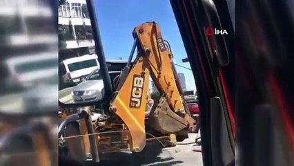 Ümraniye'de yol verme tartışmasında kepçeyle vurmaya çalıştı... O anlar kamerada