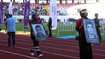 Les étudiants qui ont perdu la vie dans le tremblement de terre ne sont pas oubliés lors de la cérémonie de remise des diplômes de MAKÜ