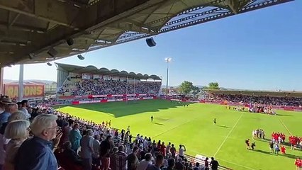 Els Dragons Catalans interpreten 'els Segadors' al Partit de la Catalanitat