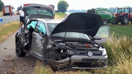 Auto botst tegen tractor tijdens inhaalmanoeuvre