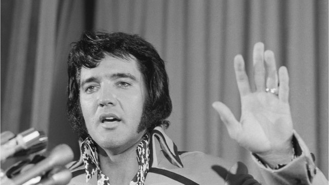 Voici - Elvis Presley : son demi-frère affirme que le chanteur aurait eu des relations sexuelles avec des adolescentes