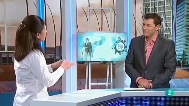Gestos y poses de arrogancia, superioridad y prepotencia. Mirar por encima del hombro a los demás