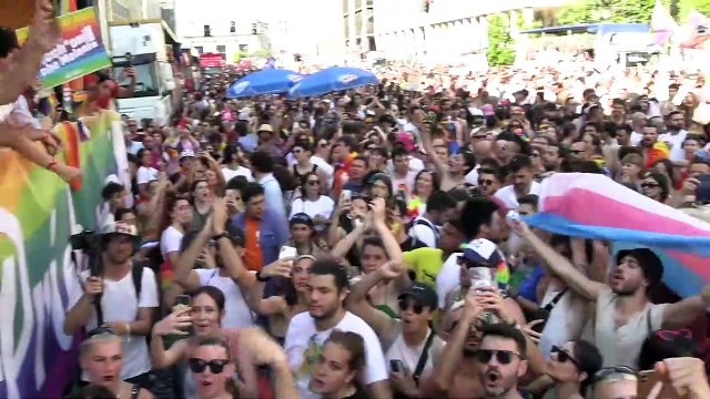Pride Milano 2023, Schlein e Zan cantano Bella Ciao dal carro del Pd