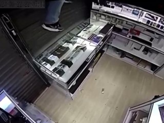 Quadrilha faz arrastão em shopping e deixa clientes em pânico