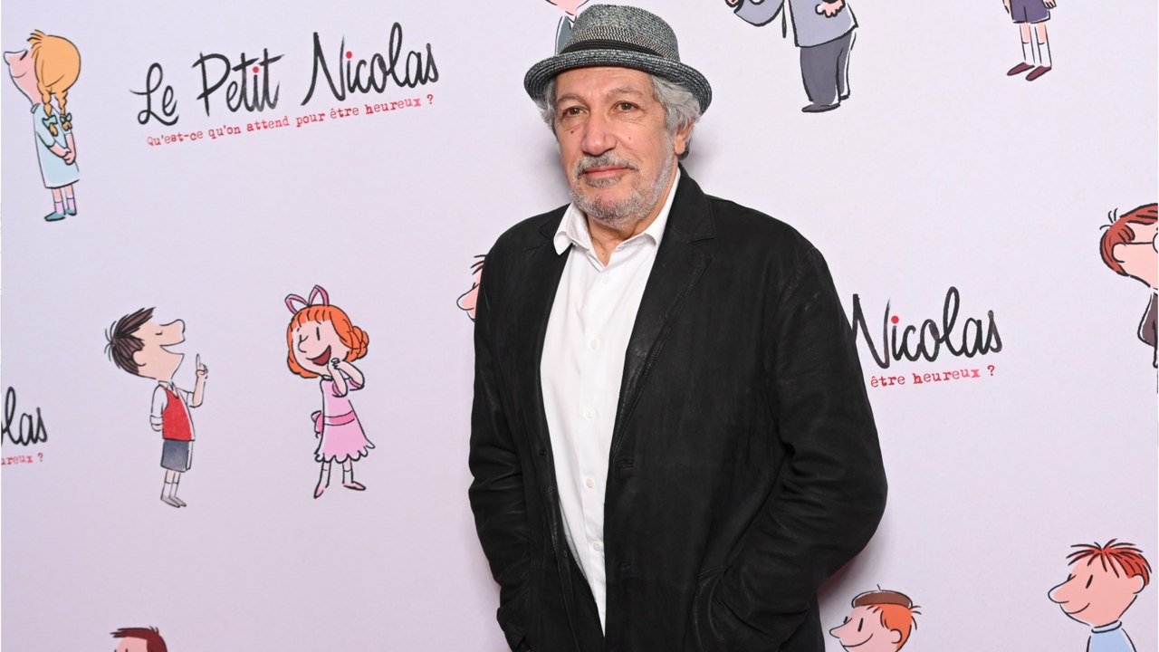 Voici - Alain Chabat fond en larmes en visionnant les images de son ami Jean-Pierre Bacri dans Burger Quiz