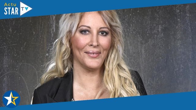 PHOTO Loana fière de sa silhouette amincie, elle tombe le haut dans une piscine